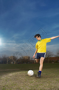 足球运动员踢足球图片