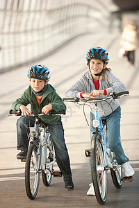 在城市隧道里骑自行车的孩子图片