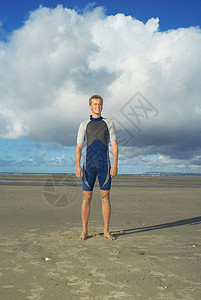 冲浪运动员站在海滩上图片