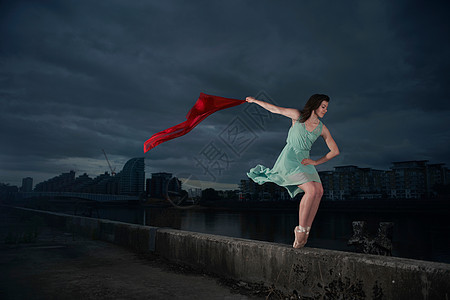 城市环境中的年轻女舞者图片