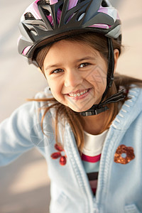 户外戴自行车头盔的女孩图片