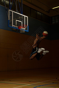 篮球运动员在篮筐处跳图片