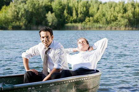 两个商人在划艇上放松图片