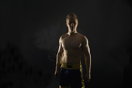 影下年轻男拳击手的画室肖像图片