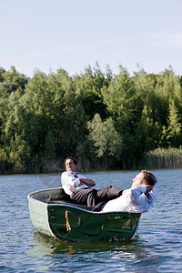 两个商人在划艇上放松图片