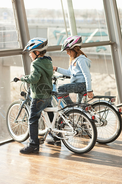 在桥上骑自行车的孩子们图片