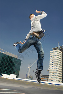在城市屋顶上跳舞的男人图片