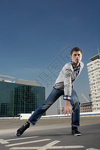 在城市屋顶上跳舞的男人图片