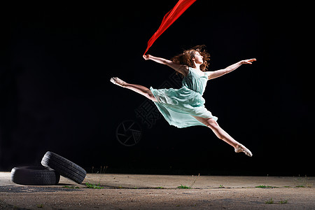 芭蕾舞演员手持红领巾跃起空中图片