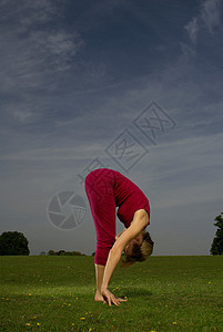 在公园做瑜伽的女人图片