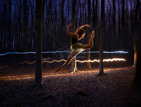 在黑暗的森林中跳的女舞者图片