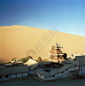 位于中国甘肃省酒泉市敦煌丝绸之路唱沙丘的寺庙群图片