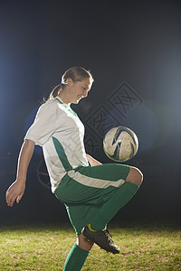 女子足球运动员膝上弹跳球图片