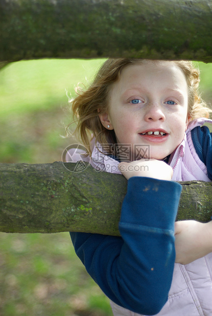 微笑的女孩爬树图片