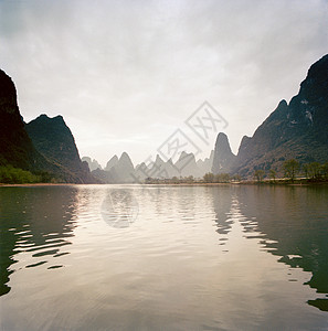 广西桂林漓江上的喀斯特石灰岩山脉图片