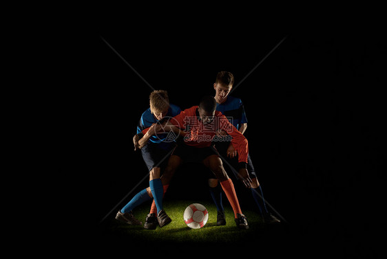 足球运动员争球图片