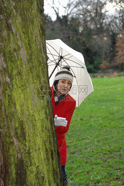 公园里穿红夹克带伞的女孩图片