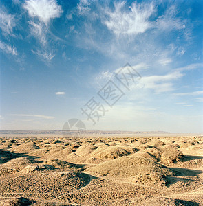 中国甘肃省敦煌至嘉峪关公路沿线的岩石沙漠景观图片