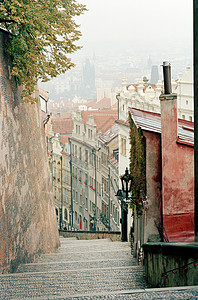 捷克共和国布拉格山上安静的街道图片