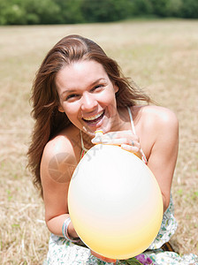 带着气球笑的女人图片