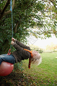5.4青年节在树上荡秋千的小男孩背景