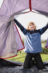 男孩爬进帐篷图片