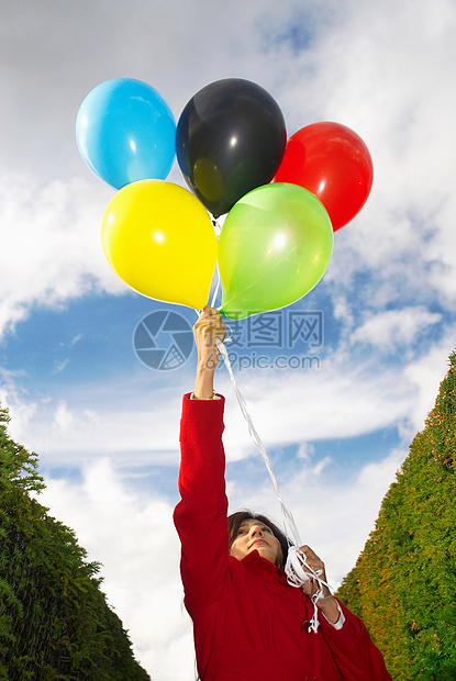 拿着彩色气球的女孩图片