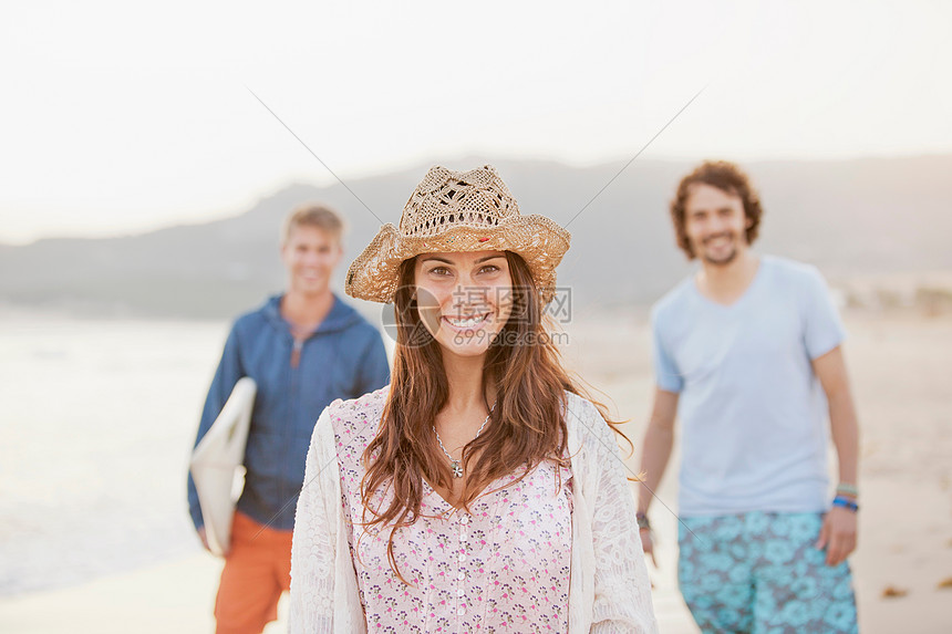 在海滩上一起散步的朋友图片