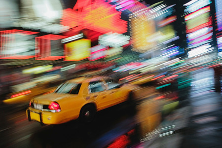 纽约时代广场夜间黄色出租车图片