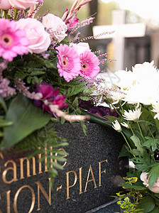 墓碑上的花朵背景图片