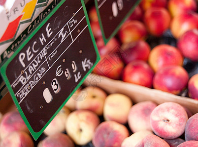法国德罗姆地区瓦伦斯市场上的白桃图片