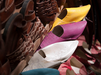 摩洛哥费斯麦地那商店出售的皮拖鞋和凉鞋图片