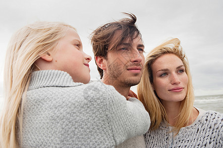 秋天海滩上的年轻家庭图片