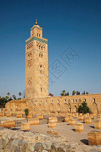摩洛哥马拉喀什清真寺的尖塔背景