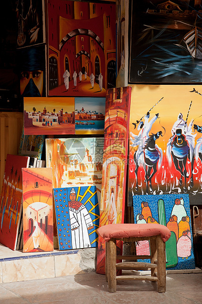 摩洛哥伊萨乌伊拉麦地那一家商店出售的当地艺术家的画作图片