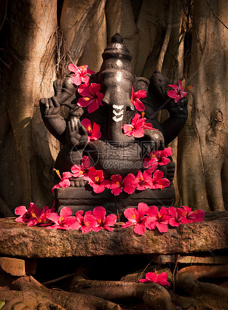 印度喀拉拉邦特里凡德拉姆附近一座用鲜花装饰的甘尼莎雕像图片