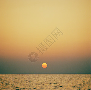 意大利埃奥利安群岛帕纳雷的地中海日落图片