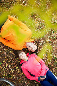 男人和女人躺在公园的草地上图片