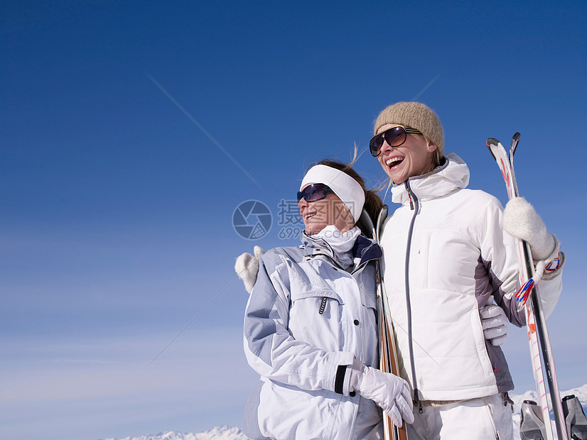中年夫妻滑雪形象图片