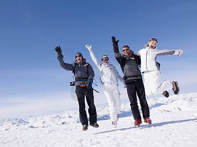 滑雪教练四个人跳来跳去背景