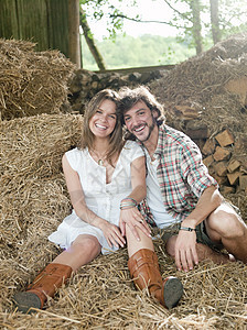 男人和女人躺在草仓里图片