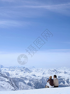 一对情侣坐在雪地里拥抱图片