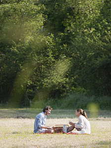 一对在户外野餐的夫妇图片