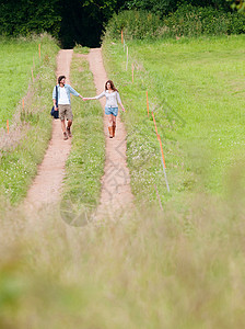 沿着乡村小路行走的夫妇图片