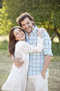 在乡村拥抱的夫妇的肖像图片