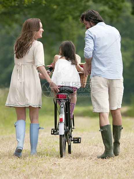 一家人骑自行车在乡下散步图片