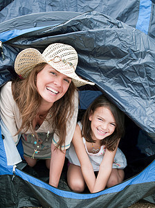 母亲和孩子从帐篷里出来图片