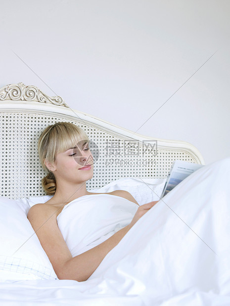 卧床的女人图片