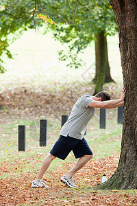 在公园里做伸展运动的人图片