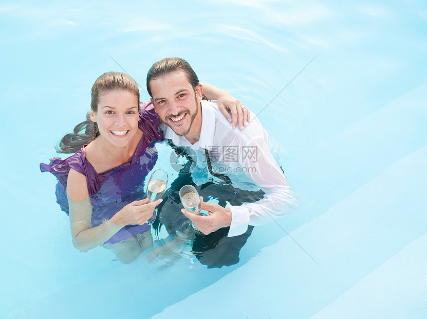 游泳池里的一对夫妇图片